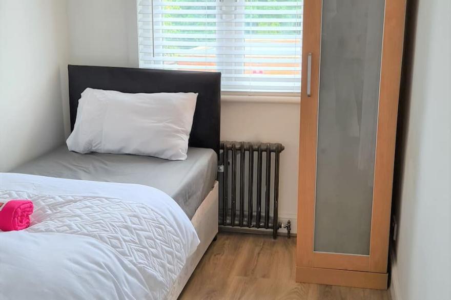 Beautiful 4 bed house with 2 parking | garden