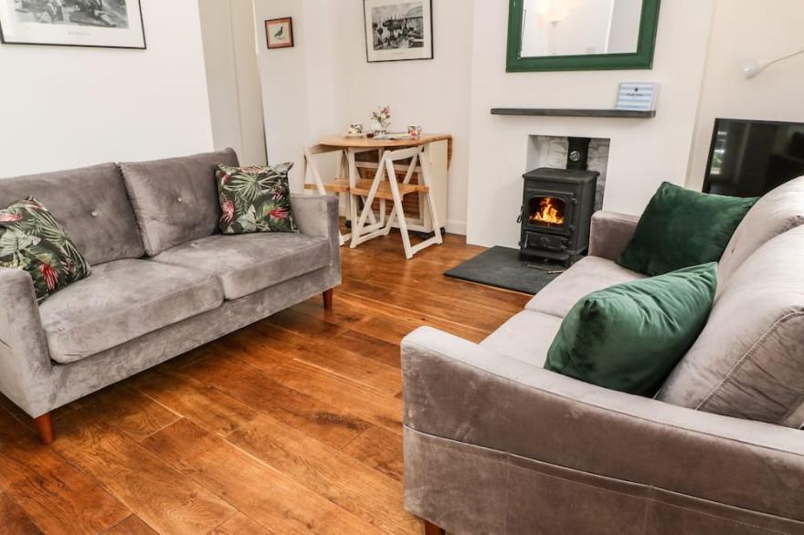 CHOUGH COTTAGE, family friendly, character holiday cottage in St Just