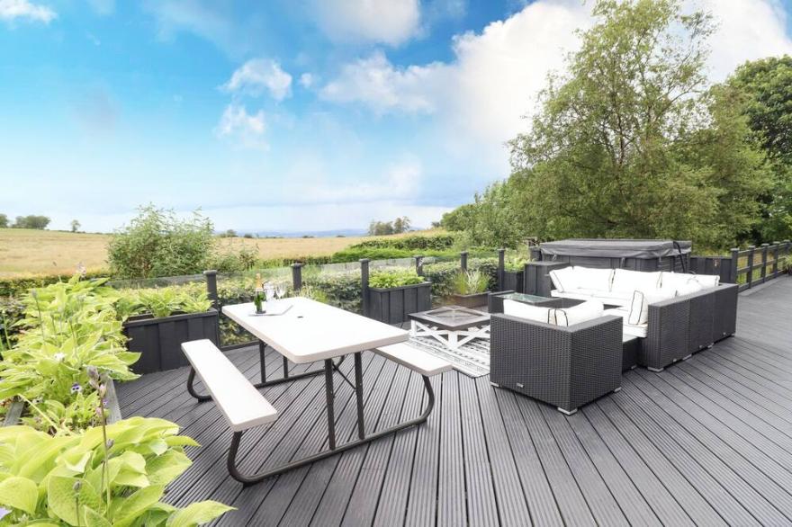BWTHYN CERRIDWEN, pet friendly, with hot tub in Llanfair Caereinion