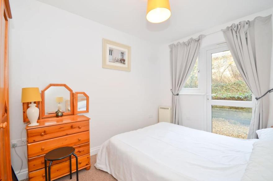 Whippingham, Creek Gardens -  an apartment that sleeps 4 guests  in 2 bedrooms