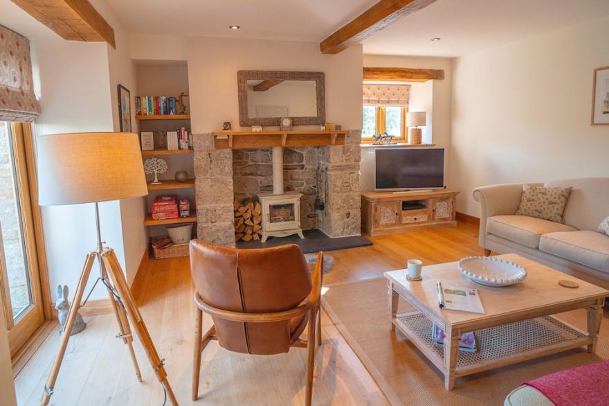 MAY BLOSSOM BARN, family friendly, with open fire in Lustleigh