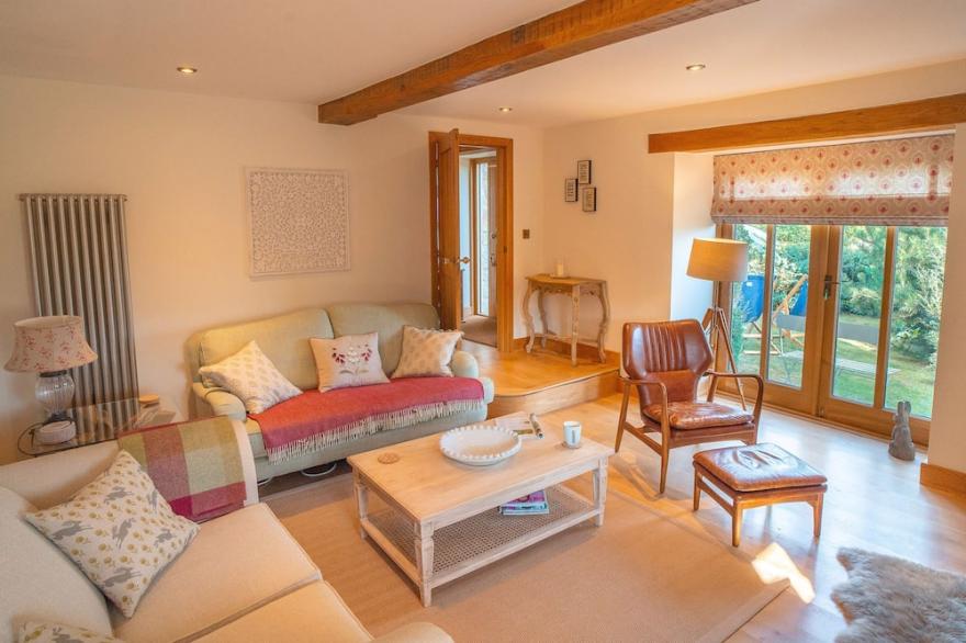 MAY BLOSSOM BARN, family friendly, with open fire in Lustleigh