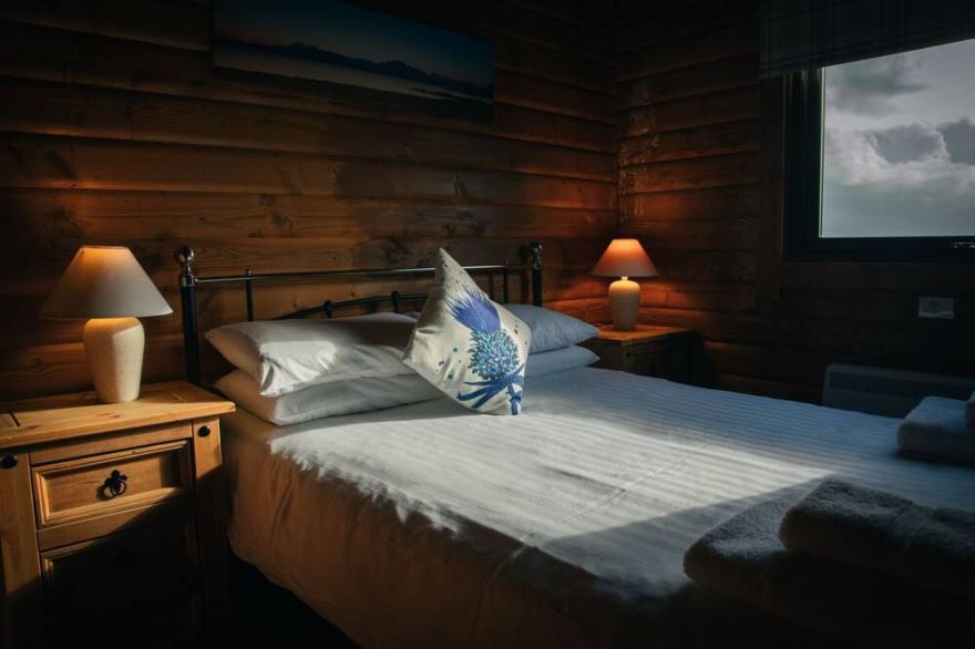 Glengarry Lodge  -  a cabin that sleeps 5 guests  in 3 bedrooms