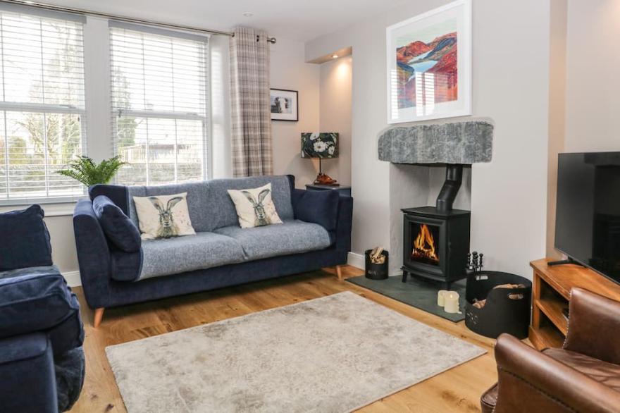 HUGILL COTTAGE, pet friendly, with open fire in Staveley