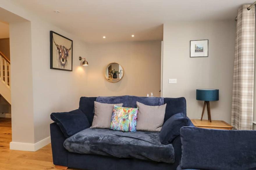 HUGILL COTTAGE, pet friendly, with open fire in Staveley