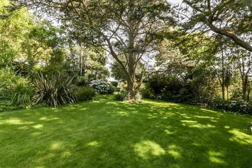 7 OLD RECTORY GARDENS, pet friendly, with a garden in Thurlestone