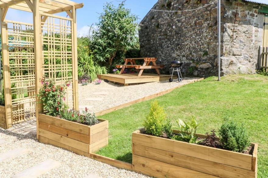 CHY KLYS, family friendly, character holiday cottage in Helston