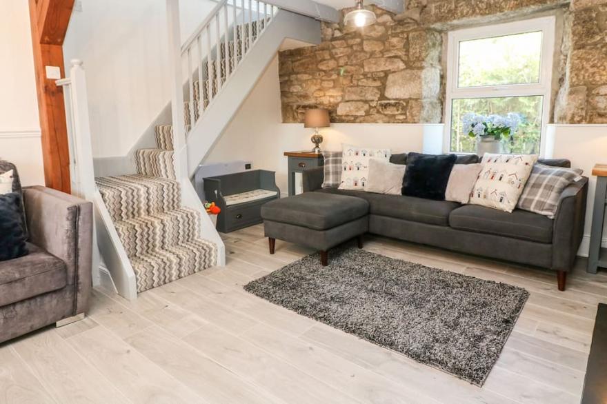 CHY KLYS, family friendly, character holiday cottage in Helston