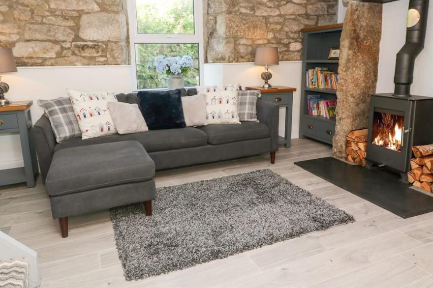 CHY KLYS, family friendly, character holiday cottage in Helston