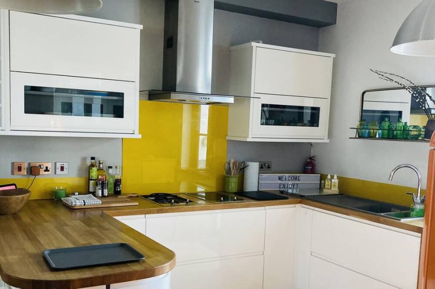Quirky Victorian Townhouse with Sea View / Sleeps 8 / Luxury bedding