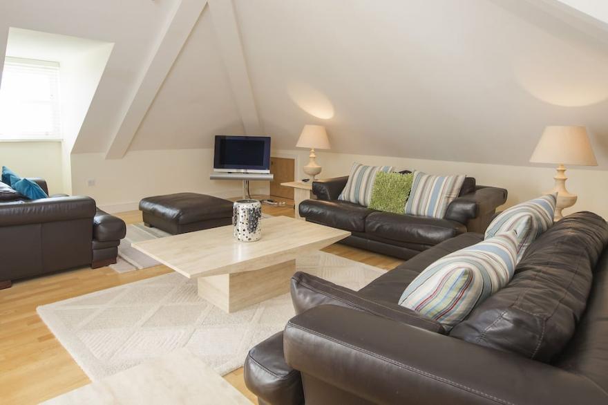 OCEAN VIEW APARTMENT, pet friendly, with a garden in Thurlestone