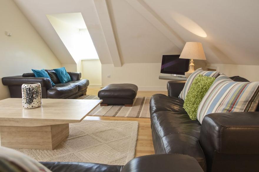 OCEAN VIEW APARTMENT, pet friendly, with a garden in Thurlestone