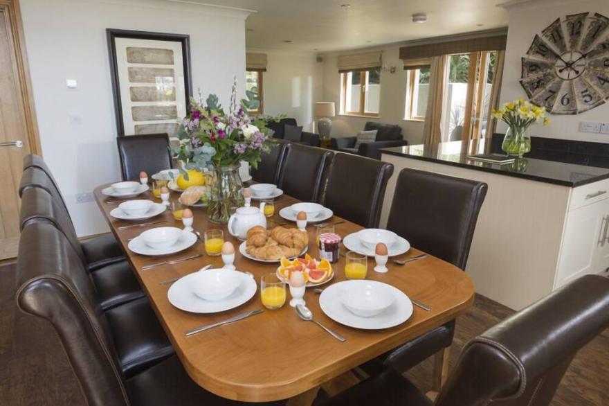 COURT LODGE, HILLFIELD VILLAGE, family friendly in Dartmouth