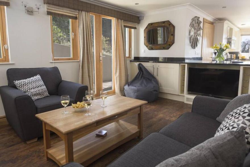 COURT LODGE, HILLFIELD VILLAGE, family friendly in Dartmouth