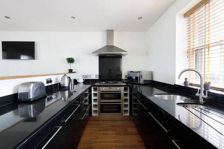 ** LOVELY MEWS HOUSE WITH PARKING BY THE BEACH KEMP TOWN **