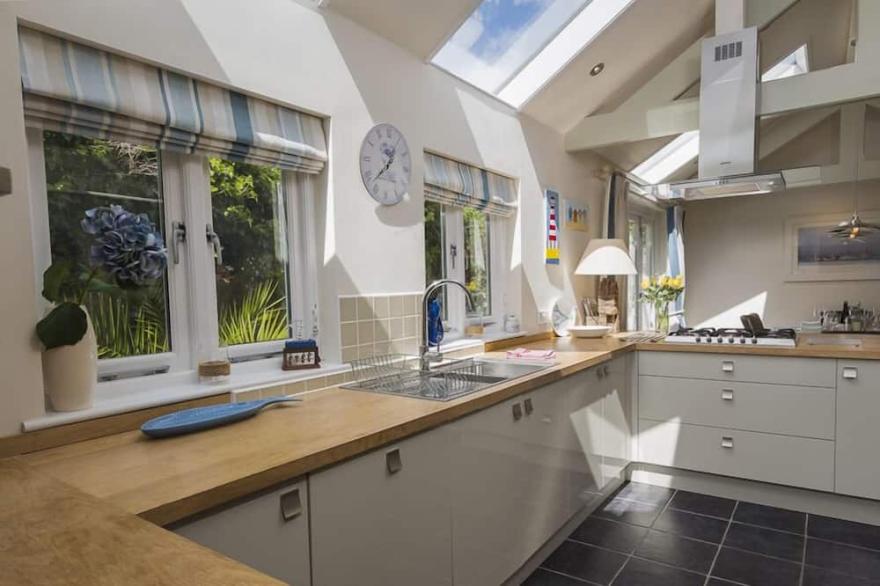 GOODER HOUSE, pet friendly, with a garden in Dartmouth