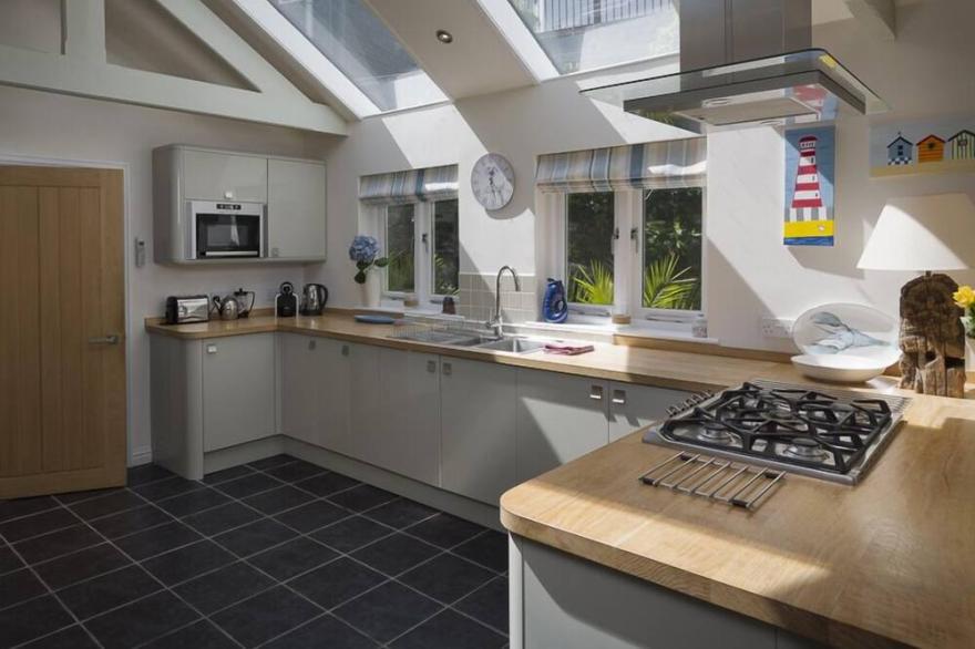 GOODER HOUSE, pet friendly, with a garden in Dartmouth