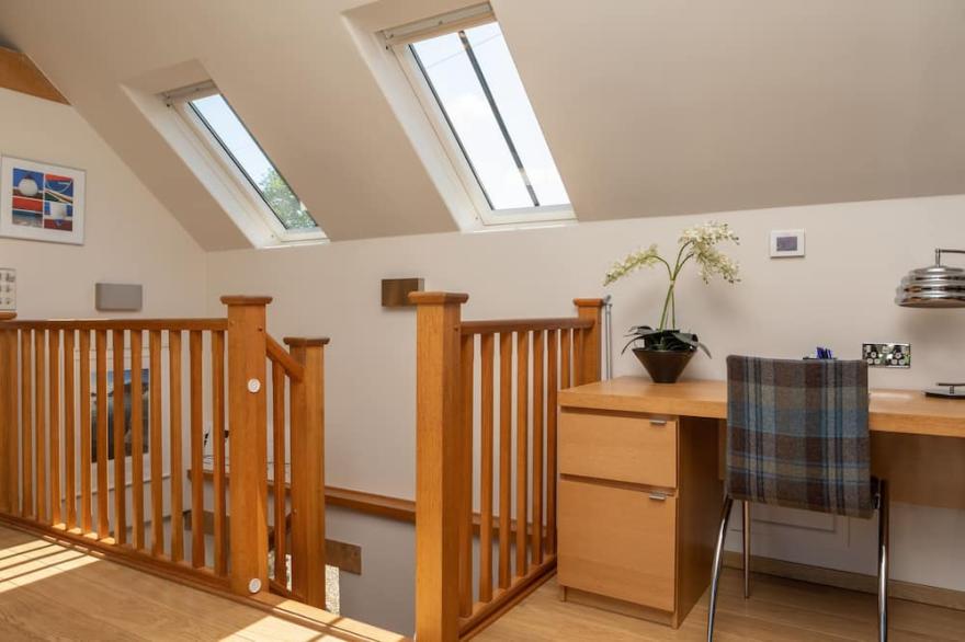 COLA'S TONNE, pet friendly, luxury holiday cottage in Malborough