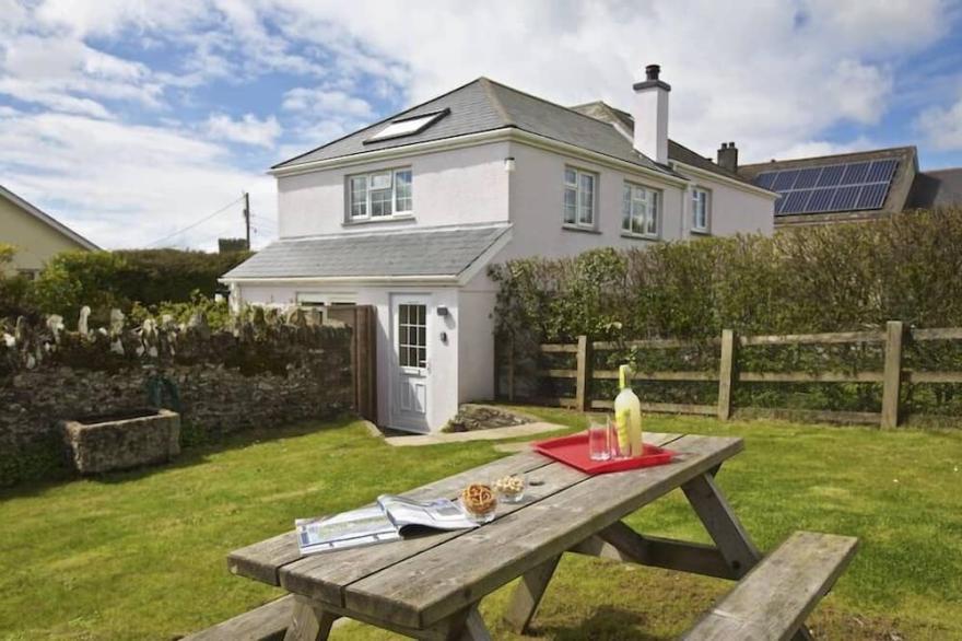 CLOVERWELL, pet friendly, with a garden in Woodleigh