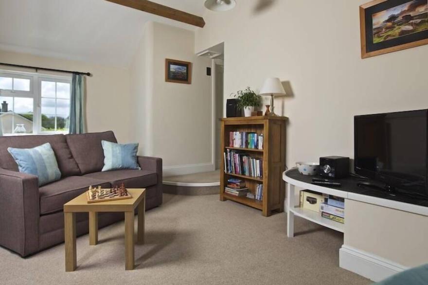 CLOVERWELL, pet friendly, with a garden in Woodleigh