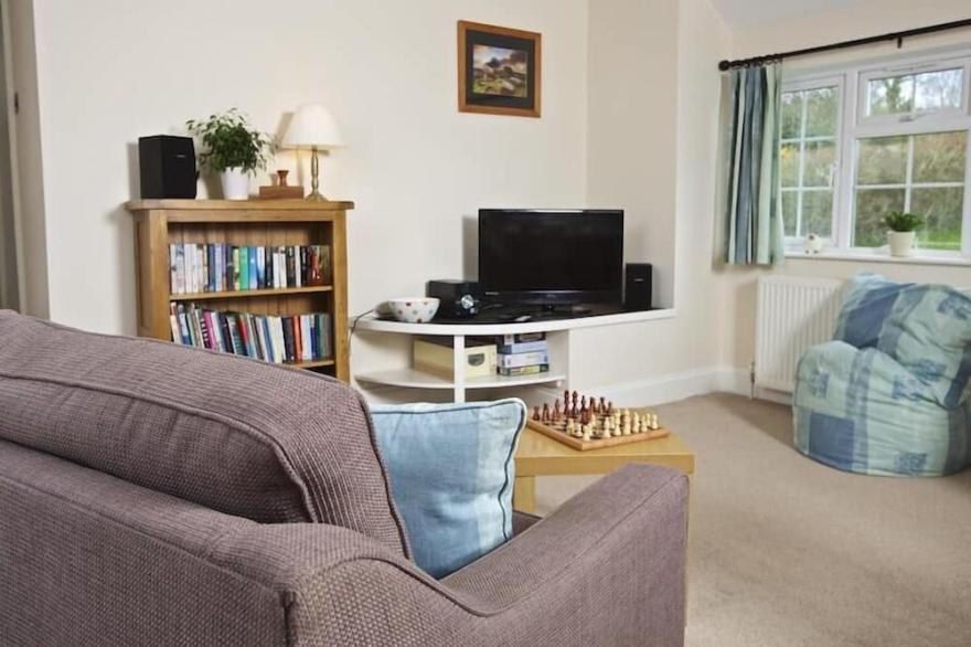 CLOVERWELL, pet friendly, with a garden in Woodleigh