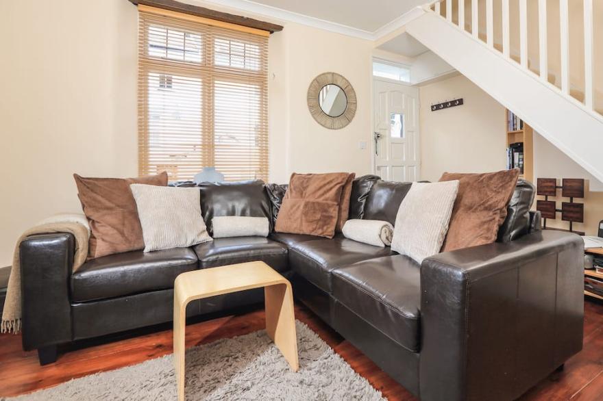 THE RETREAT, pet friendly, country holiday cottage in Dartmouth