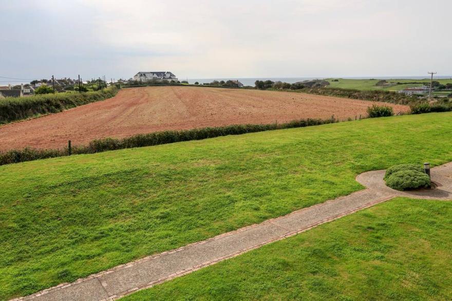 8 THURLESTONE BEACH, pet friendly, with a garden in Thurlestone