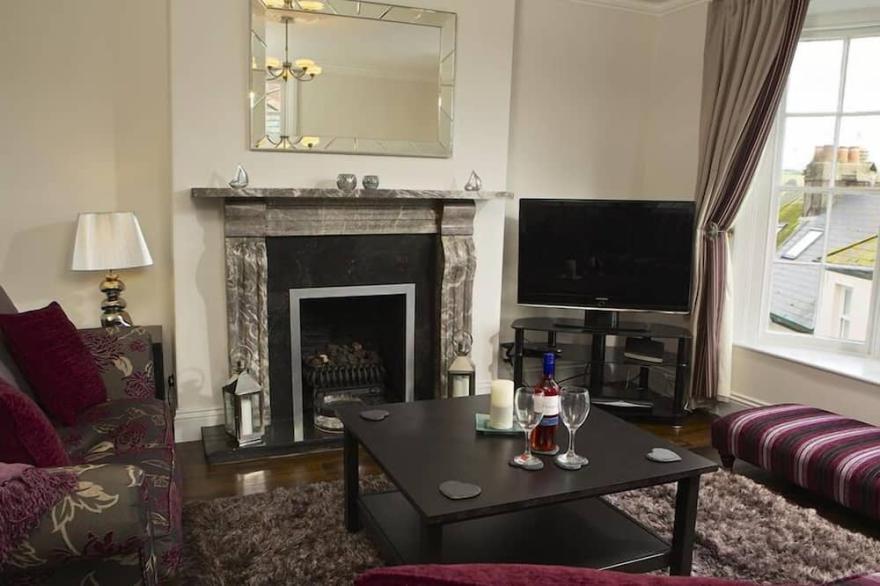 BALMORAL HOUSE, pet friendly, with a garden in Dartmouth