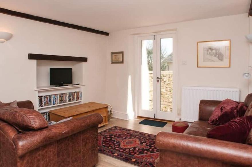 HAZEL COTTAGE, pet friendly, with a garden in Malborough
