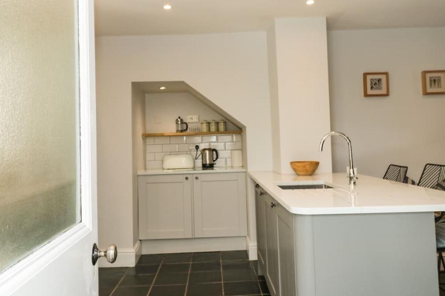 CINDY'S RETREAT, pet friendly, with a garden in Hope Cove
