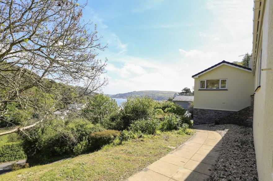 DOLPHINS, family friendly, country holiday cottage in Salcombe