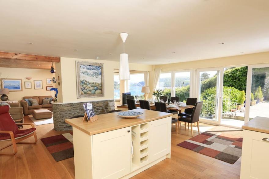 DOLPHINS, family friendly, country holiday cottage in Salcombe