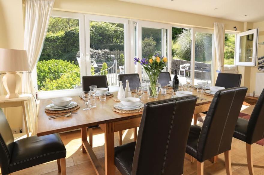 DOLPHINS, family friendly, country holiday cottage in Salcombe