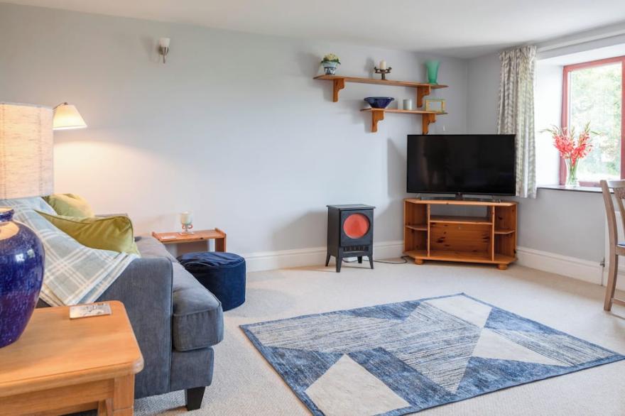 HONEYSUCKLE COTTAGE, pet friendly, with a garden in Bigbury