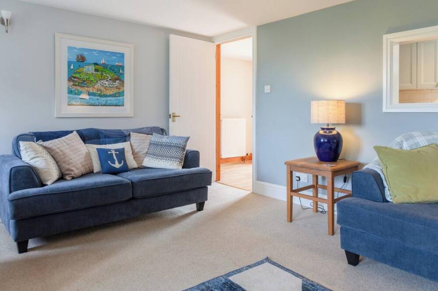 HONEYSUCKLE COTTAGE, pet friendly, with a garden in Bigbury