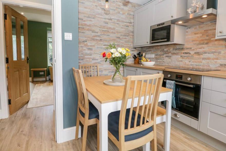 WALKER'S COTTAGE, family friendly, with a garden in Windermere