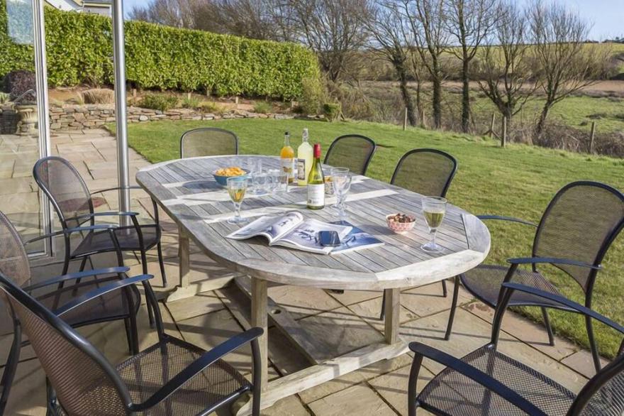 SEA PEEP, family friendly, luxury holiday cottage in Thurlestone