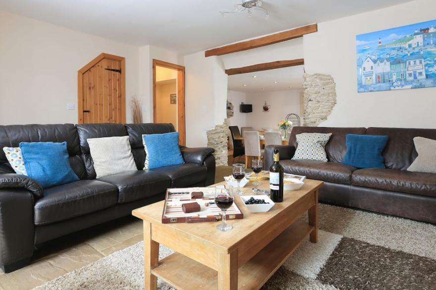 LITTLE COTTON FARMHOUSE, pet friendly, with a garden in Dartmouth
