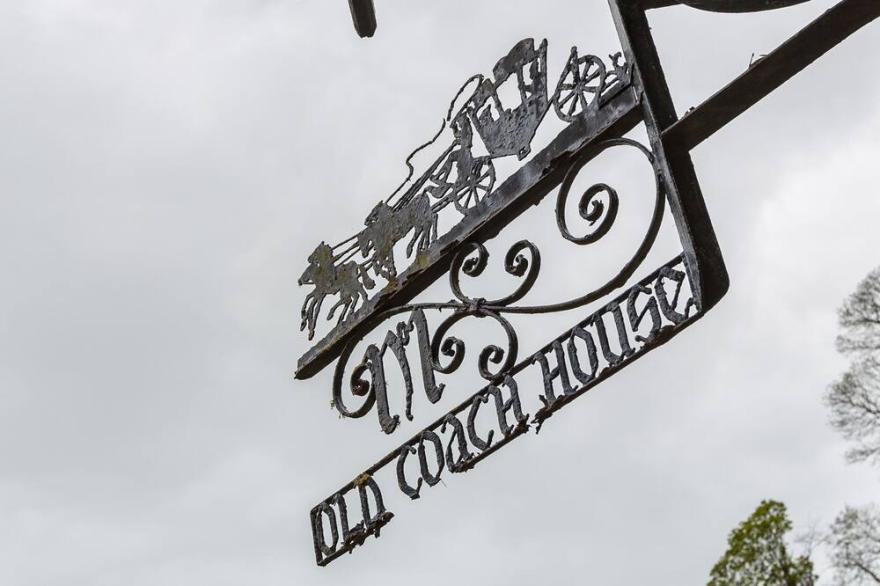 1 THE OLD COACH HOUSE, family friendly, with a garden in Dartmouth