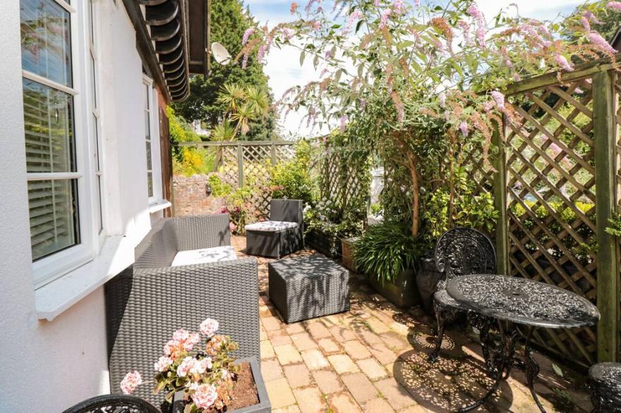 1 THE OLD COACH HOUSE, family friendly, with a garden in Dartmouth