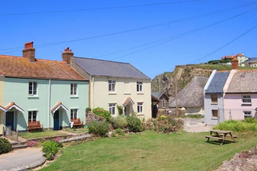 OSBORN HOUSE, pet friendly, country holiday cottage in Hope Cove