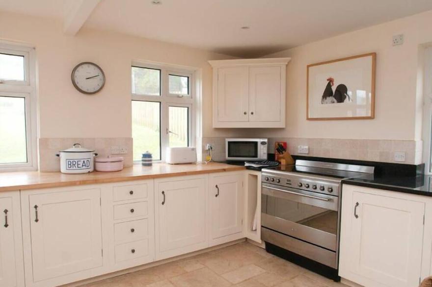 OSBORN HOUSE, pet friendly, country holiday cottage in Hope Cove