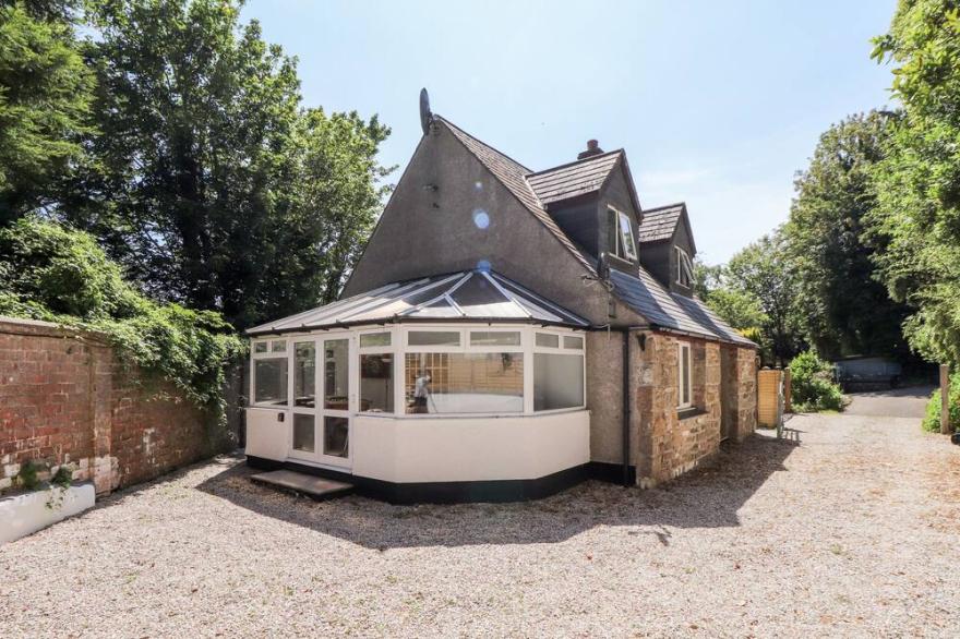 ALVERTON COTTAGE GARDENS, pet friendly, with a garden in Penzance