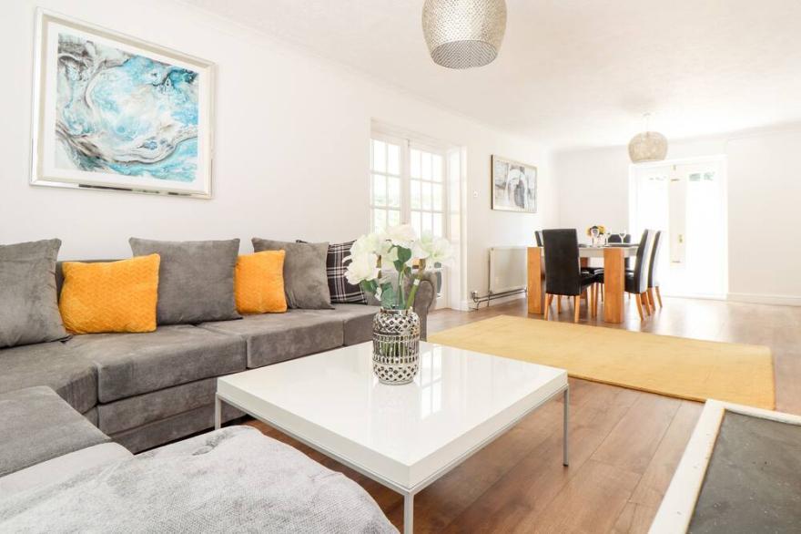 ALVERTON COTTAGE GARDENS, pet friendly, with a garden in Penzance