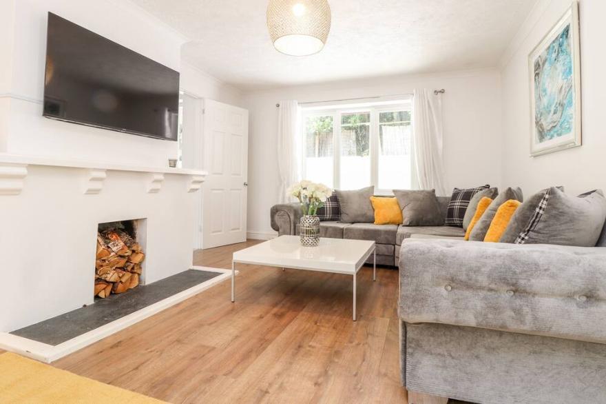 ALVERTON COTTAGE GARDENS, pet friendly, with a garden in Penzance