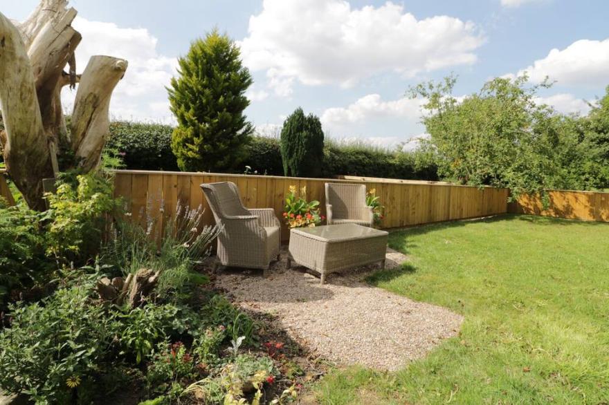 2 MOOR FARM COTTAGES, pet friendly, with hot tub in Burton Constable