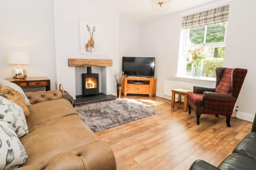 2 MOOR FARM COTTAGES, pet friendly, with hot tub in Burton Constable