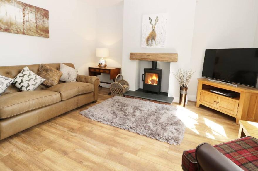 2 MOOR FARM COTTAGES, pet friendly, with hot tub in Burton Constable