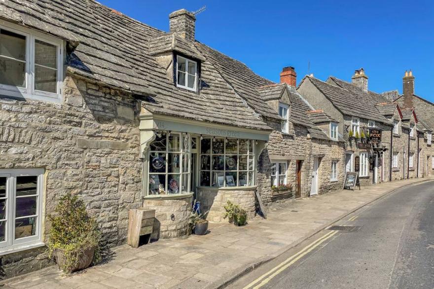 LODGE 16, pet friendly, luxury holiday cottage in Corfe Castle