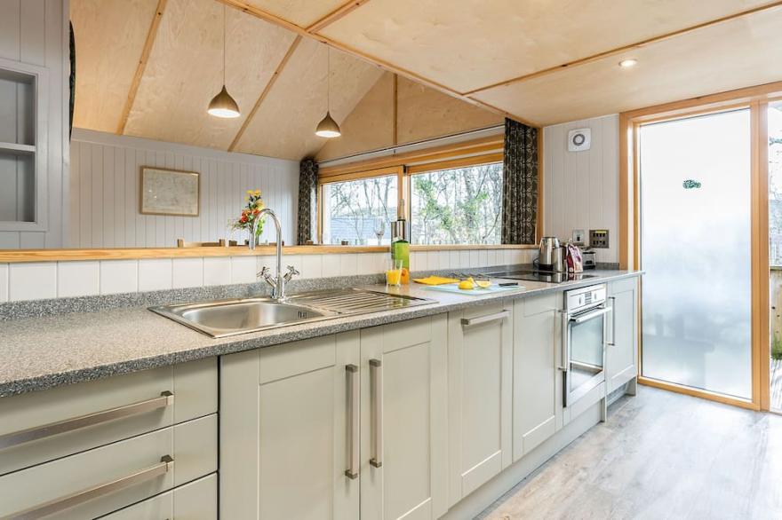 LODGE 18, family friendly, luxury holiday cottage in Corfe Castle